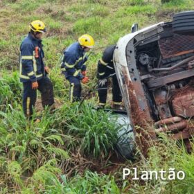 Carreta tomba na alça de acesso do viaduto da PR-323 com a PR-317, em Maringá Foto 12 Fotos de Carreta tomba na alça de acesso do viaduto da PR-323 com a PR-317, em Maringá