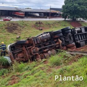 Carreta tomba na alça de acesso do viaduto da PR-323 com a PR-317, em Maringá Foto 13 Fotos de Carreta tomba na alça de acesso do viaduto da PR-323 com a PR-317, em Maringá