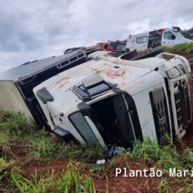 Carreta tomba na alça de acesso do viaduto da PR-323 com a PR-317, em Maringá Foto 1 Fotos de Carreta tomba na alça de acesso do viaduto da PR-323 com a PR-317, em Maringá