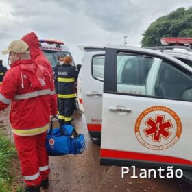 Carreta tomba na alça de acesso do viaduto da PR-323 com a PR-317, em Maringá Foto 4 Fotos de Carreta tomba na alça de acesso do viaduto da PR-323 com a PR-317, em Maringá