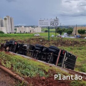 Carreta tomba na alça de acesso do viaduto da PR-323 com a PR-317, em Maringá Foto 6 Fotos de Carreta tomba na alça de acesso do viaduto da PR-323 com a PR-317, em Maringá