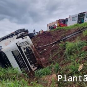 Carreta tomba na alça de acesso do viaduto da PR-323 com a PR-317, em Maringá Foto 8 Fotos de Carreta tomba na alça de acesso do viaduto da PR-323 com a PR-317, em Maringá