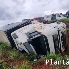 Carreta tomba na alça de acesso do viaduto da PR-323 com a PR-317, em Maringá Foto 9 Fotos de Carreta tomba na alça de acesso do viaduto da PR-323 com a PR-317, em Maringá