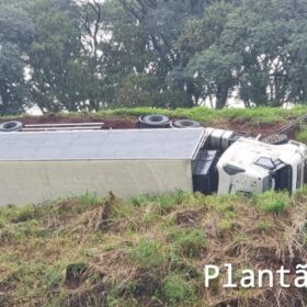 Carreta tomba na alça de acesso do viaduto da PR-323 com a PR-317, em Maringá Foto 10 Fotos de Carreta tomba na alça de acesso do viaduto da PR-323 com a PR-317, em Maringá