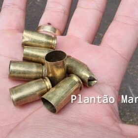 Carro com três pessoas é crivado de bala durante atentado a tiros em Sarandi Foto 11 Fotos de Carro com três pessoas é crivado de bala durante atentado a tiros em Sarandi