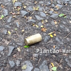 Carro com três pessoas é crivado de bala durante atentado a tiros em Sarandi Foto 17 Fotos de Carro com três pessoas é crivado de bala durante atentado a tiros em Sarandi