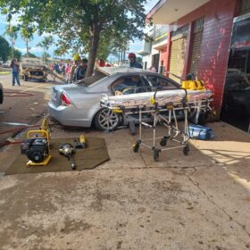 Carro suspeito de disputar racha causa acidente e deixa um enorme prejuízo em Maringá Foto 2 Fotos de Carro suspeito de disputar racha causa acidente e deixa um enorme prejuízo em Maringá