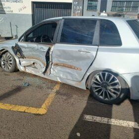 Carro suspeito de disputar racha causa acidente e deixa um enorme prejuízo em Maringá Foto 3 Fotos de Carro suspeito de disputar racha causa acidente e deixa um enorme prejuízo em Maringá