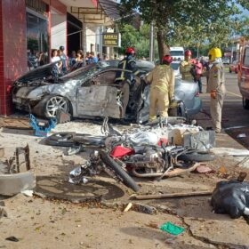 Carro suspeito de disputar racha causa acidente e deixa um enorme prejuízo em Maringá Foto 5 Fotos de Carro suspeito de disputar racha causa acidente e deixa um enorme prejuízo em Maringá