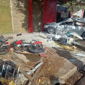 Carro suspeito de disputar racha causa acidente e deixa um enorme prejuízo em Maringá Foto 6 Fotos de Carro suspeito de disputar racha causa acidente e deixa um enorme prejuízo em Maringá