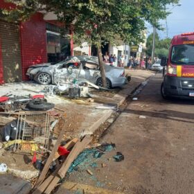Carro suspeito de disputar racha causa acidente e deixa um enorme prejuízo em Maringá Foto 7 Fotos de Carro suspeito de disputar racha causa acidente e deixa um enorme prejuízo em Maringá