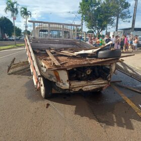 Carro suspeito de disputar racha causa acidente e deixa um enorme prejuízo em Maringá Foto 8 Fotos de Carro suspeito de disputar racha causa acidente e deixa um enorme prejuízo em Maringá