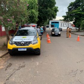 Carro suspeito de disputar racha causa acidente e deixa um enorme prejuízo em Maringá Foto 1 Fotos de Carro suspeito de disputar racha causa acidente e deixa um enorme prejuízo em Maringá