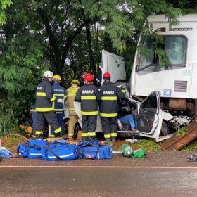 Casal sofre ferimentos graves após colisão frontal com ônibus na PR-323 Foto 3 Fotos de Casal sofre ferimentos graves após colisão frontal com ônibus na PR-323