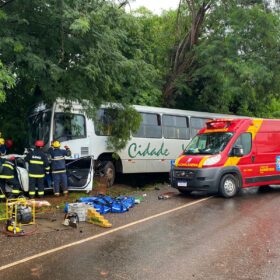 Casal sofre ferimentos graves após colisão frontal com ônibus na PR-323 Foto 4 Fotos de Casal sofre ferimentos graves após colisão frontal com ônibus na PR-323