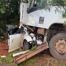 Casal sofre ferimentos graves após colisão frontal com ônibus na PR-323 Foto 6 Fotos de Casal sofre ferimentos graves após colisão frontal com ônibus na PR-323