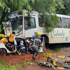 Casal sofre ferimentos graves após colisão frontal com ônibus na PR-323 Foto 7 Fotos de Casal sofre ferimentos graves após colisão frontal com ônibus na PR-323