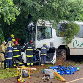 Casal sofre ferimentos graves após colisão frontal com ônibus na PR-323 Foto 8 Fotos de Casal sofre ferimentos graves após colisão frontal com ônibus na PR-323