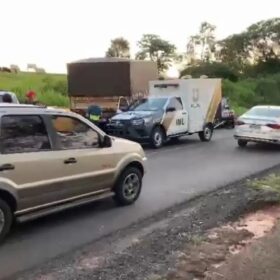 Duas pessoas morreram após grave acidente entre uma carreta e uma picape Foto 2 Fotos de Duas pessoas morreram após grave acidente entre uma carreta e uma picape