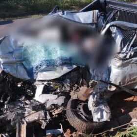 Duas pessoas morreram após grave acidente entre uma carreta e uma picape Foto 3 Fotos de Duas pessoas morreram após grave acidente entre uma carreta e uma picape