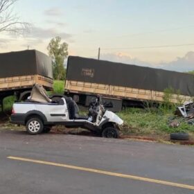 Duas pessoas morreram após grave acidente entre uma carreta e uma picape Foto 1 Fotos de Duas pessoas morreram após grave acidente entre uma carreta e uma picape