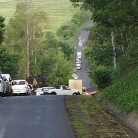 Duas pessoas morreram após grave acidente entre uma carreta e uma picape Foto 4 Fotos de Duas pessoas morreram após grave acidente entre uma carreta e uma picape