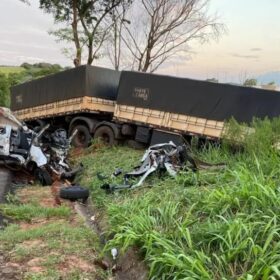 Duas pessoas morreram após grave acidente entre uma carreta e uma picape Foto 5 Fotos de Duas pessoas morreram após grave acidente entre uma carreta e uma picape