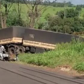 Duas pessoas morreram após grave acidente entre uma carreta e uma picape Foto 6 Fotos de Duas pessoas morreram após grave acidente entre uma carreta e uma picape