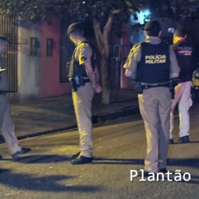 Homem que atirou e matou vizinho em Sarandi, se apresenta e fica preso Foto 8 Fotos de Homem que atirou e matou vizinho em Sarandi, se apresenta e fica preso