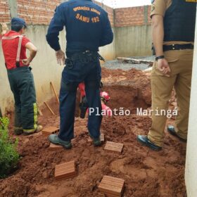 Fotos de Homem é soterrado enquanto escavava fossa no quintal de uma residência