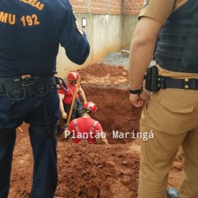 Fotos de Homem é soterrado enquanto escavava fossa no quintal de uma residência