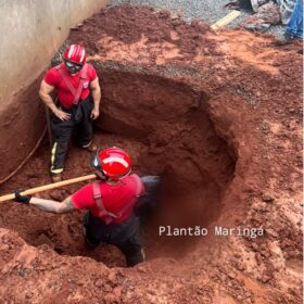 Fotos de Homem é soterrado enquanto escavava fossa no quintal de uma residência
