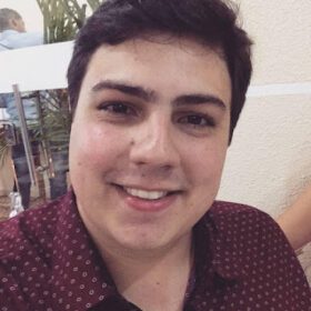 Identificado motorista que morreu esmagado por caminhão após ser ejetado de veículo na PR-323 Foto 2 Fotos de Identificado motorista que morreu esmagado por caminhão após ser ejetado de veículo na PR-323