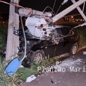 Motorista bate em poste, derruba transformador em Maringá Foto 2 Fotos de Motorista bate em poste, derruba transformador em Maringá