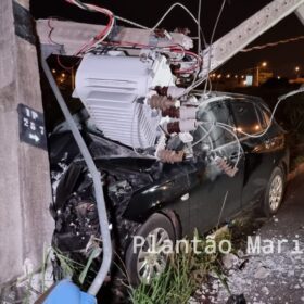 Motorista bate em poste, derruba transformador em Maringá Foto 3 Fotos de Motorista bate em poste, derruba transformador em Maringá