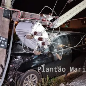 Motorista bate em poste, derruba transformador em Maringá Foto 1 Fotos de Motorista bate em poste, derruba transformador em Maringá
