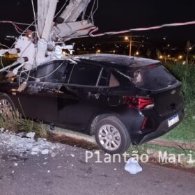 Motorista bate em poste, derruba transformador em Maringá Foto 4 Fotos de Motorista bate em poste, derruba transformador em Maringá