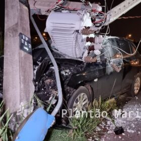 Motorista bate em poste, derruba transformador em Maringá Foto 5 Fotos de Motorista bate em poste, derruba transformador em Maringá