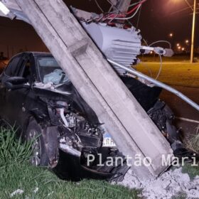 Motorista bate em poste, derruba transformador em Maringá Foto 6 Fotos de Motorista bate em poste, derruba transformador em Maringá