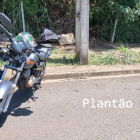 Vídeo mostra motociclista batendo contra poste em Maringá Foto 2 Fotos de Vídeo mostra motociclista batendo contra poste em Maringá