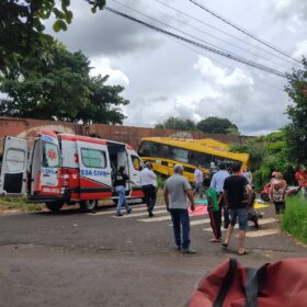 Acidente envolvendo ônibus escolar e uma locomotiva deixa vários feridos em Jandaia do Sul Foto 2 Fotos de Acidente envolvendo ônibus escolar e uma locomotiva deixa vários feridos em Jandaia do Sul