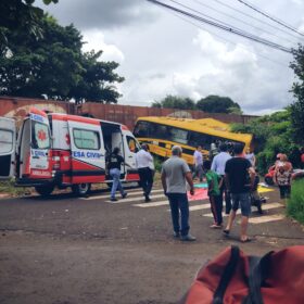 Acidente envolvendo ônibus escolar e uma locomotiva deixa vários feridos em Jandaia do Sul Foto 3 Fotos de Acidente envolvendo ônibus escolar e uma locomotiva deixa vários feridos em Jandaia do Sul