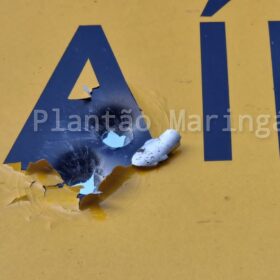 Câmera de segurança flagra homem atirando contra placa em bairro de Maringá; veja vídeo Foto 3 Fotos de Câmera de segurança flagra homem atirando contra placa em bairro de Maringá; veja vídeo