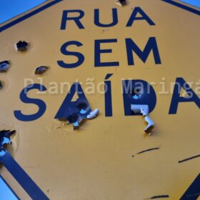 Câmera de segurança flagra homem atirando contra placa em bairro de Maringá; veja vídeo Foto 4 Fotos de Câmera de segurança flagra homem atirando contra placa em bairro de Maringá; veja vídeo