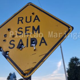 Câmera de segurança flagra homem atirando contra placa em bairro de Maringá; veja vídeo Foto 5 Fotos de Câmera de segurança flagra homem atirando contra placa em bairro de Maringá; veja vídeo