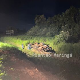 Caminhoneiro morre após capotamento na rodovia PR-323 Foto 6 Fotos de Caminhoneiro morre após capotamento na rodovia PR-323