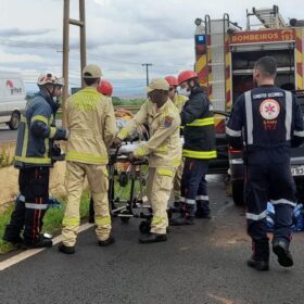 Durante atendimento a um acidente, motorista não percebe equipes de resgate e bate em caminhão do Corpo de Bombeiros em Maringá Foto 2 Fotos de Durante atendimento a um acidente, motorista não percebe equipes de resgate e bate em caminhão do Corpo de Bombeiros em Maringá