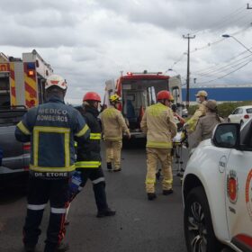 Durante atendimento a um acidente, motorista não percebe equipes de resgate e bate em caminhão do Corpo de Bombeiros em Maringá Foto 3 Fotos de Durante atendimento a um acidente, motorista não percebe equipes de resgate e bate em caminhão do Corpo de Bombeiros em Maringá