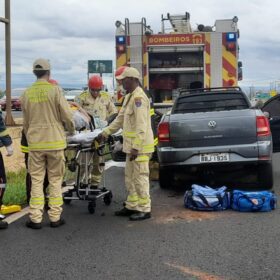 Durante atendimento a um acidente, motorista não percebe equipes de resgate e bate em caminhão do Corpo de Bombeiros em Maringá Foto 4 Fotos de Durante atendimento a um acidente, motorista não percebe equipes de resgate e bate em caminhão do Corpo de Bombeiros em Maringá