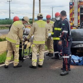 Durante atendimento a um acidente, motorista não percebe equipes de resgate e bate em caminhão do Corpo de Bombeiros em Maringá Foto 5 Fotos de Durante atendimento a um acidente, motorista não percebe equipes de resgate e bate em caminhão do Corpo de Bombeiros em Maringá